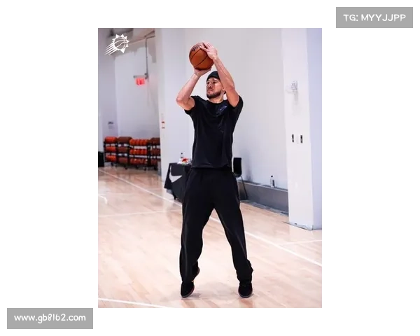 德文·布克凭借出色专注力在关键时刻逆转比赛展现顶级实力